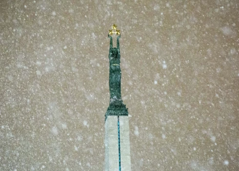 Otrdien Latviju skars sniegs un spēcīgs vējš.