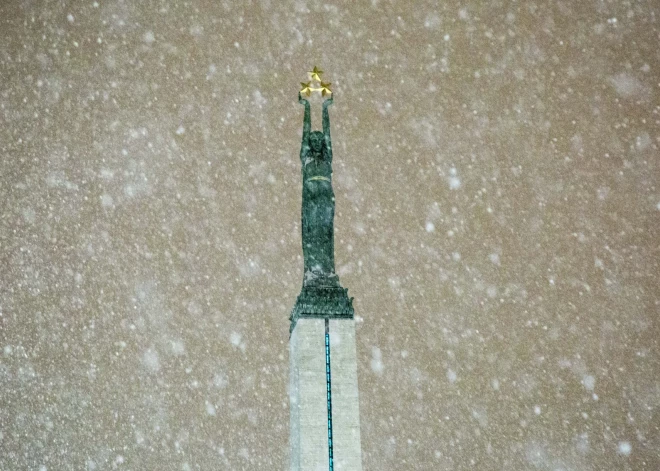 Otrdien Latvijā gaidāma snigšana un putenis; Kurzemē spēkā oranžais brīdinājums par vētru