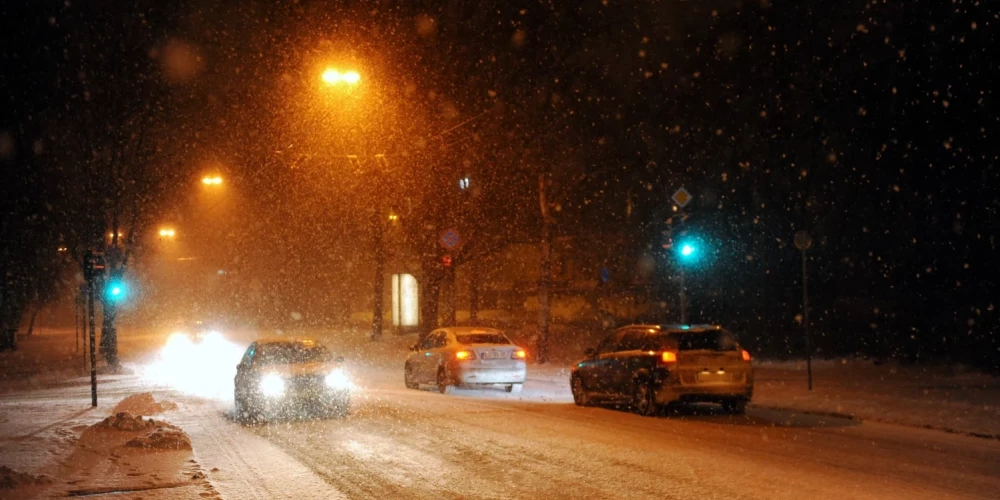 Во вторник утром движение на всех основных дорогах Латвии затруднено.