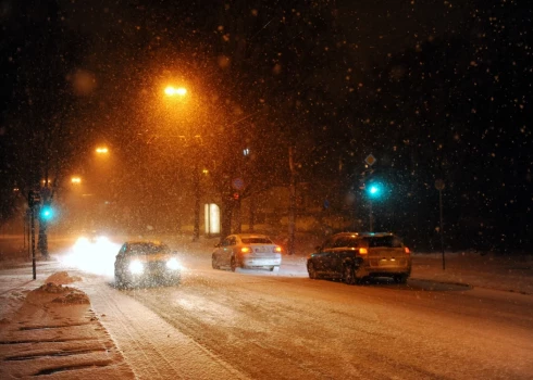 Во вторник утром движение на всех основных дорогах Латвии затруднено.