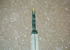 Снегопады и метели накрывают Латвию накануне Нового года