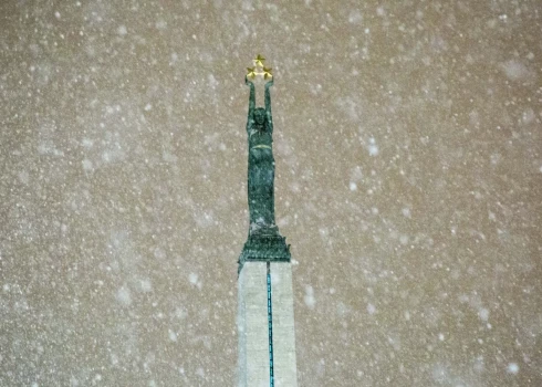 Во вторник Латвию ожидают снег и сильный ветер.