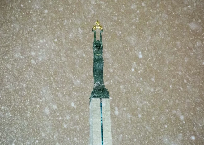 Снегопады и метели накрывают Латвию накануне Нового года