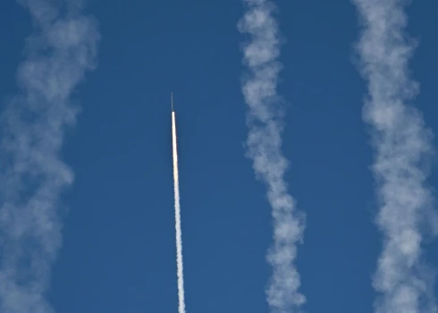 Ķīna otro dienu turpina plašas militārās mācības ap Taivānu.