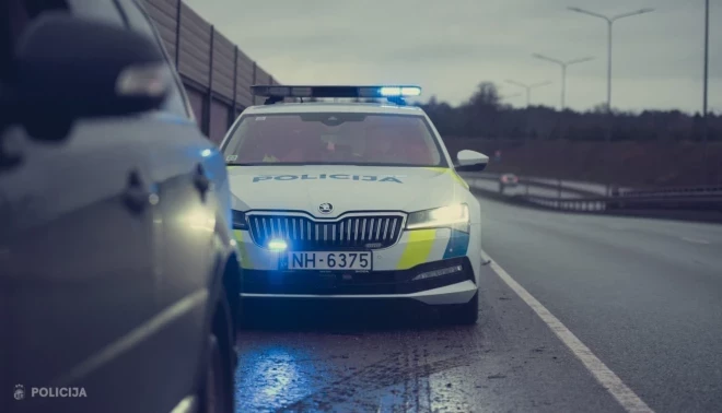 Visnotaļ spraiga kāda maija otrdiena izvērtās Liepājas policistiem, jo kāds agresīvs dzērājšoferis no Saldus ne tikai spārdīja viņu automašīnu, bet arī policijas iecirknī mētājās ar saviem izkārnījumiem.