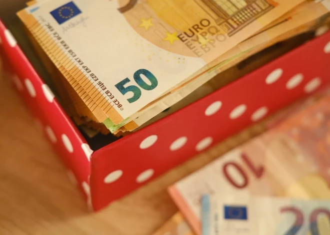 Latgalē aizturēts krāpšanas shēmā iesaistīts naudas kurjers; cietusī ievietoja naudu pakomātā