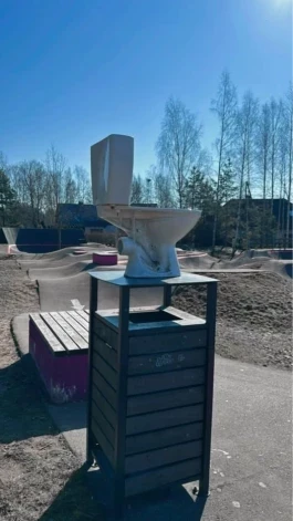 Baložu parkā marta beigās kāds “laikmetīgais mākslinieks” bija uzstādījis instalāciju, goda vietā uzsliedams klozetpodu.