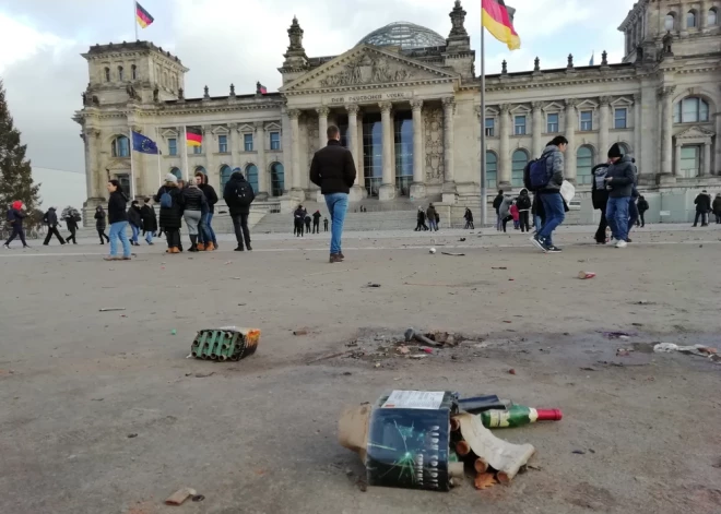 Berlīnē gadumija līdzinās kara zonai: Vācijas Ārstu asociācija aicina aizliegt privāto uguņošanu