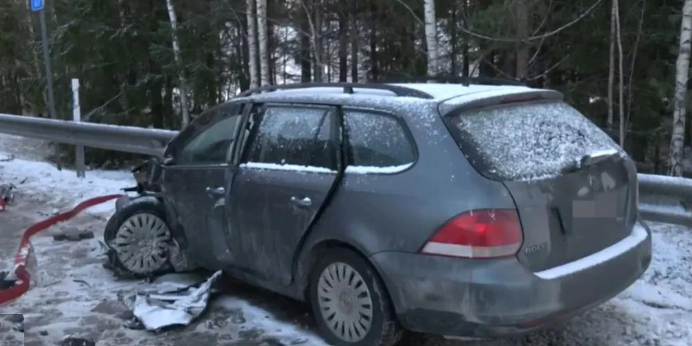 Столкновение двух авто на дороге Рига–Эргли унесло жизнь пассажирки.