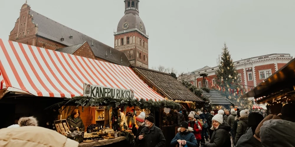 Рождественская ярмарка в сердце Риги продлится до 4 января.