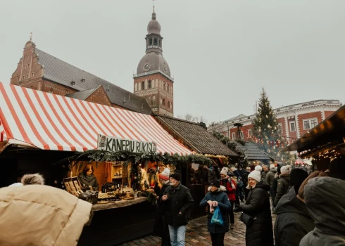 Рождественская ярмарка в сердце Риги продлится до 4 января.