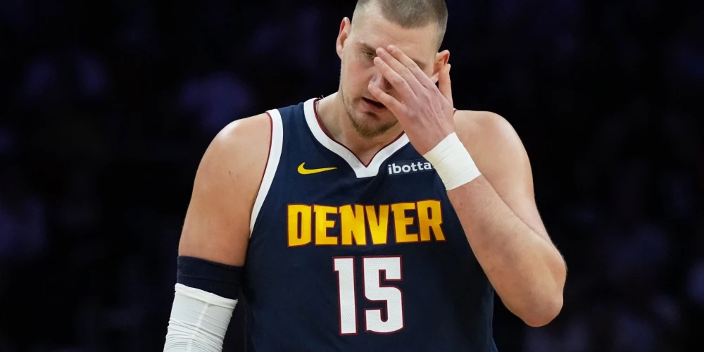 Nikolas Jokiča ceļgala savainojuma nopietnība pagaidām vēl nav publiskota, tomēr sagaidāms, ka vismaz tuvākās spēles par pasaules labāko basketbolistu uzskatītais serbs laukumā nedosies.