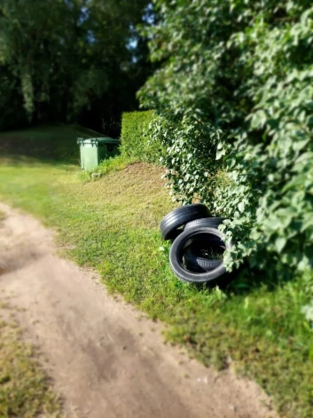 Pie Ķekavas luterāņu draudzes kapsētas žoga izmestas vecas autoriepas.