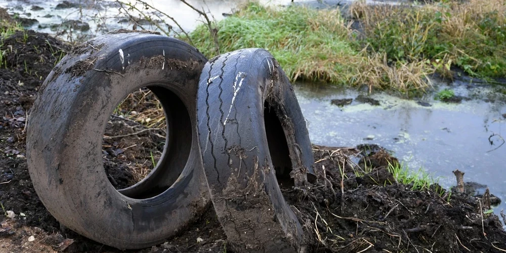 А несознательные граждане тем временем продолжают загрязнять природу.