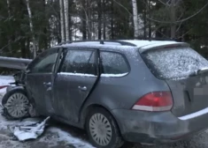 Nāvējoša avārija Ogres novadā: pasažiere izlido no automašīnas salona