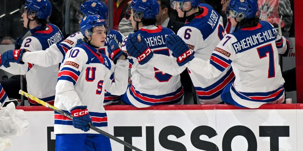 Komandas biedri sveic Džeimsu Heigensu pēc vārtu guvuma.