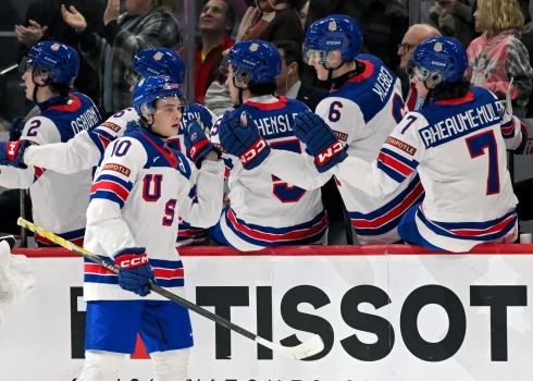 Komandas biedri sveic Džeimsu Heigensu pēc vārtu guvuma.