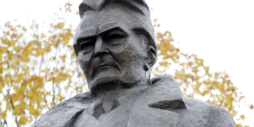 В Риге высказывались идеи о демонтаже, распиливании или перемещении памятника в другое место.