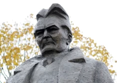 Не распиливать, а перенести: жители родного города Андрея Упита готовы принять его памятник