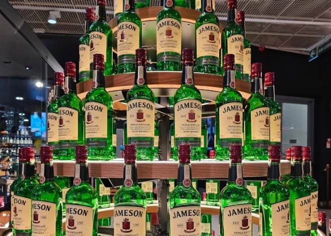 Pēc PTAC iebildumiem tirdzniecības centros demontētas “Jameson” pudeļu egles