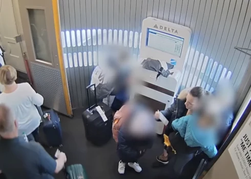 Kadrs no video - māte ar bērniem lidostā.