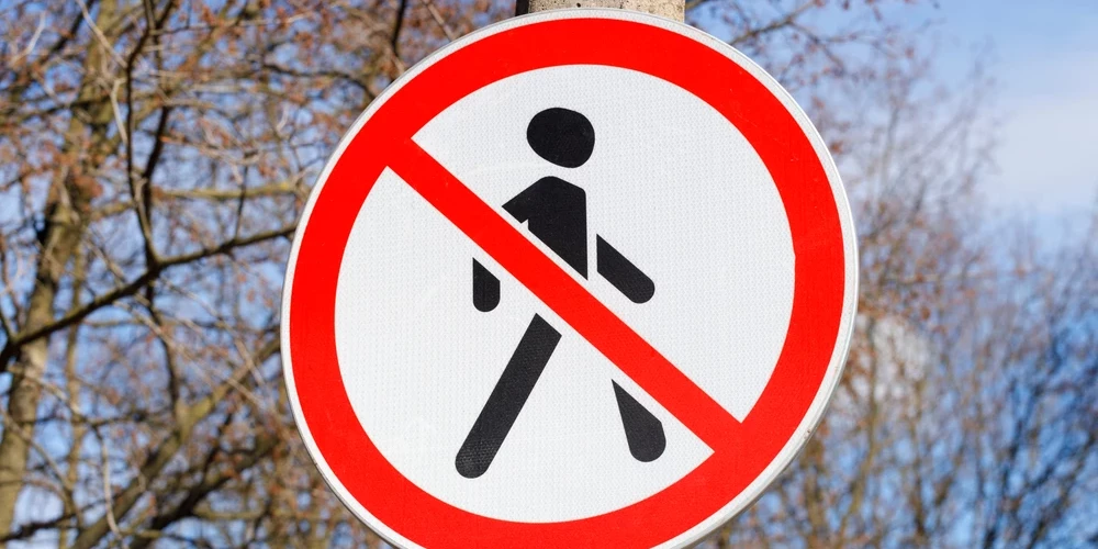 Ceļa zīme "gājējiem iet aizliegts".