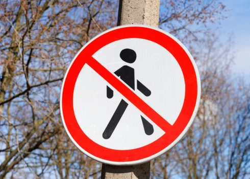 Ceļa zīme "gājējiem iet aizliegts".