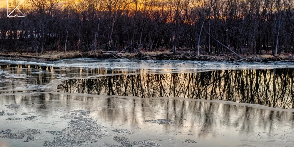 Ledus biezums daudzviet vēl ir nepietiekams, lai uz tā kāptu.