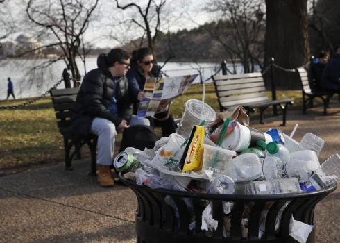 Francija atliek vienreizlietojamo plastmasas dzērienu trauku aizliegumu.