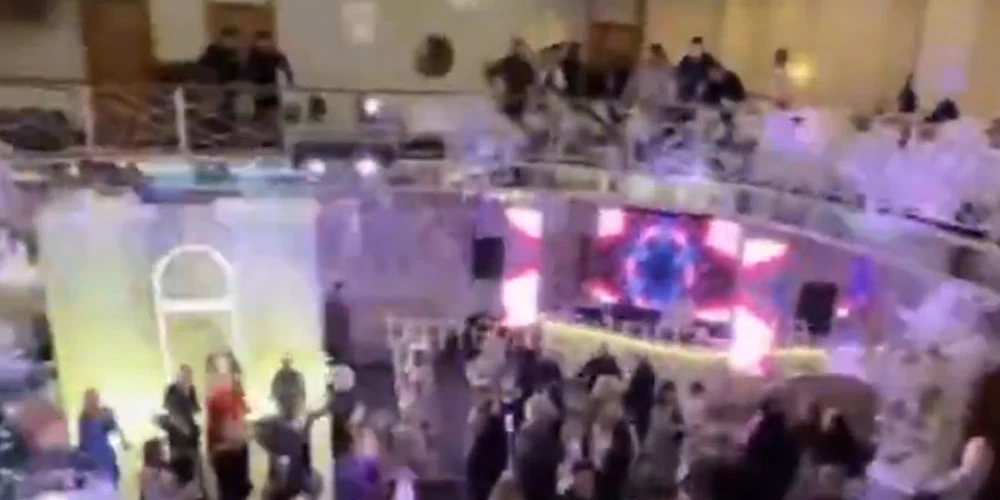 Okupācijas administrācija rekonstrukciju pasniedz kā “pilsētas atdzimšanas simbolu”, vienlaikus pilnībā ignorējot traģēdiju, kas šajā vietā notika kara sākumā.