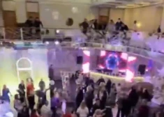 VIDEO: okupanti rekonstruētajā Mariupoles Drāmas teātrī, kur nogalināja simtiem cilvēku, "iegriež Jaungada diseni"