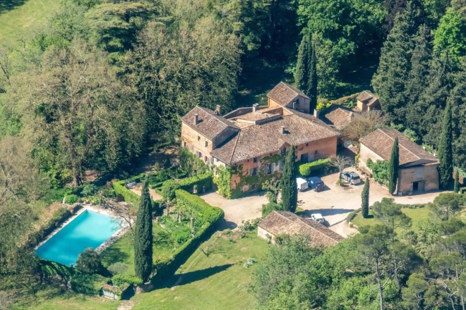 В 2021 году Клуни приобрели бывшее винное поместье Domaine du Canadel в Провансе.