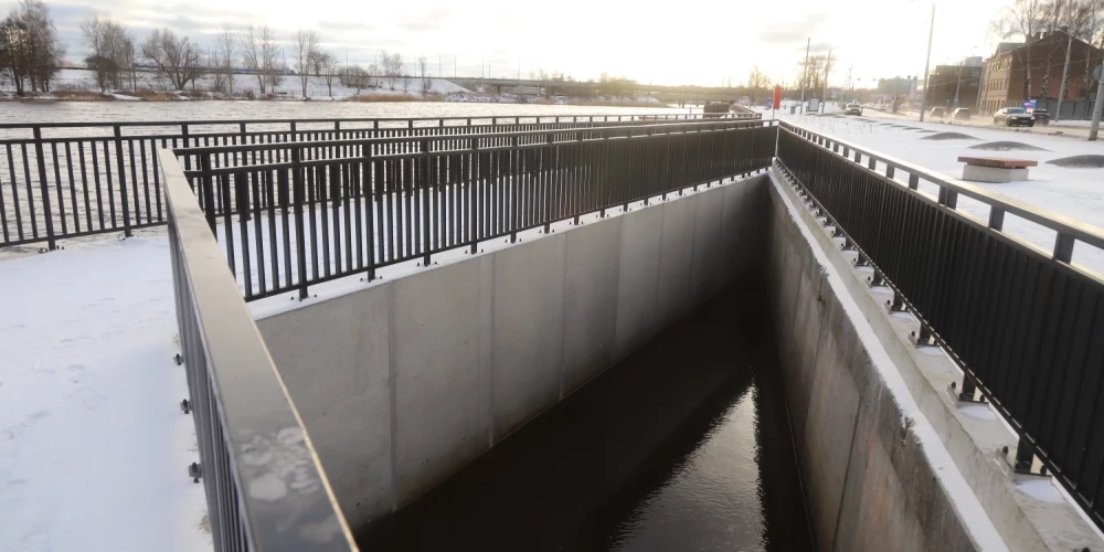 Rīgas pašvaldības Ārtelpas un mobilitātes departamentā attiecīgi norāda, ka šīs vietas ir “skatu platformas”, kas mērķtiecīgi izvirzītas Daugavas akvatorijā un kalpo kā promenādes pagarinājums, nodrošinot ainavas un ūdenstilpes vērošanu.