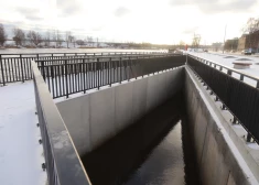FOTO: skaistums vai drošības risks? Rīgas dome skaidro trīsstūrveida baseinus jaunajā promenādē