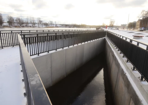 Rīgas pašvaldības Ārtelpas un mobilitātes departamentā attiecīgi norāda, ka šīs vietas ir “skatu platformas”, kas mērķtiecīgi izvirzītas Daugavas akvatorijā un kalpo kā promenādes pagarinājums, nodrošinot ainavas un ūdenstilpes vērošanu.