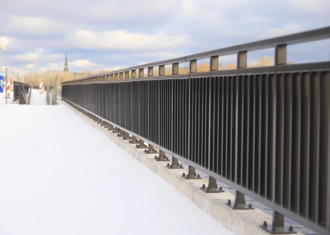 Mūkusalas ielas krasta promenāde vēl nav oficiāli atklāta, taču rīdziniekiem un viesiem – pieejama. Tiem, kuri tur jau ir paguvuši pastaigāties ir radušies jautājumi par atsevišķām pārbūves niansēm.