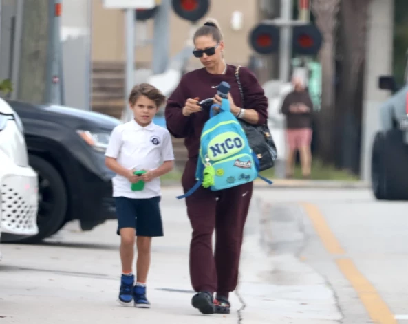 Anna Kurņikova ar dēlu 2025. gada novembrī.
