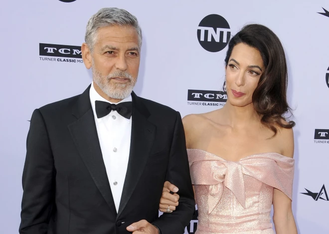 Džordžam Klūnijam piešķirta Francijas pilsonība