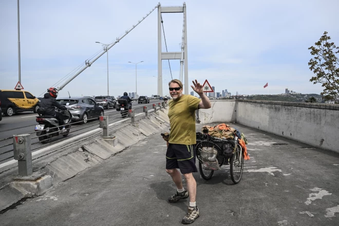 Reiz angļu jaunietis Karls Bušbijs ar draugiem pie alus kausa saderēja, ka spēs no Dienvidamerikas paša dienvidu galiņa aiziet līdz Anglijai. Aiziet. Kājām. Draugi tam neticēja. Toties Karlam šīs nenopietnās derības kļuva par apsēstību. Rit jau divdesmit septītais gads. Bet Karls turpina iet…