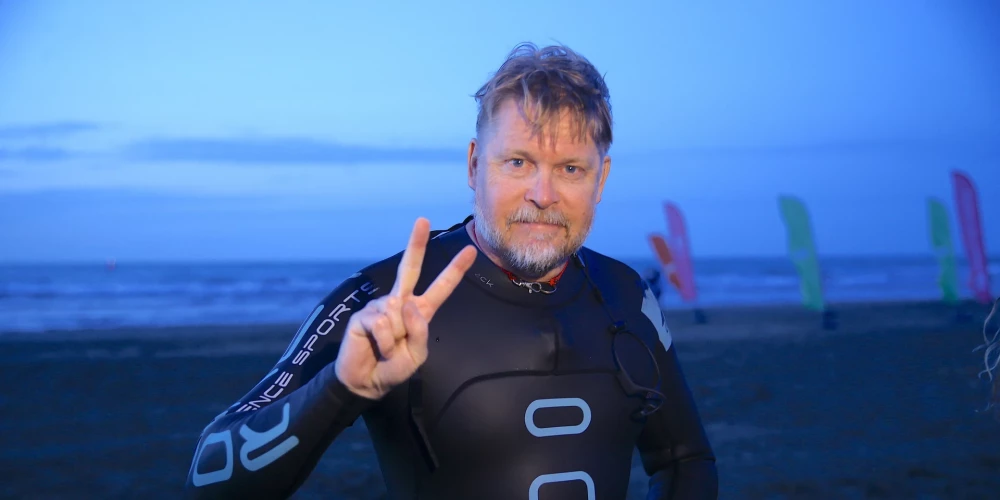 Reiz angļu jaunietis Karls Bušbijs ar draugiem pie alus kausa saderēja, ka spēs no Dienvidamerikas paša dienvidu galiņa aiziet līdz Anglijai. Aiziet. Kājām. Draugi tam neticēja. Toties Karlam šīs nenopietnās derības kļuva par apsēstību. Rit jau divdesmit septītais gads. Bet Karls turpina iet…