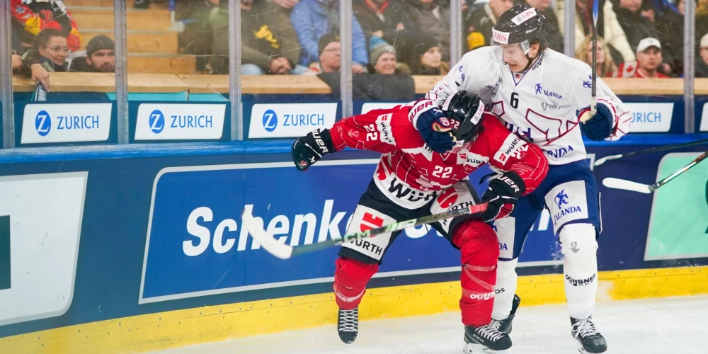 Latvijas hokeja izlases kandidāts Martins Laviņš (pa laba) arī Špenglera kausā izceļas ar cīņassparu un enerģīju.