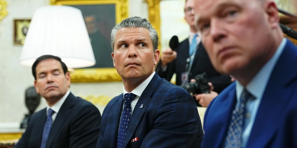 ASV vēstnieks NATO Metjū Vitakers (pa labi) otrdien pauda skeptisku attieksmi par Krievijas apgalvojumiem, ka Ukraina ar droniem it kā būtu uzbrukusi Krievijas vadoņa Vladimira Putina rezidencei.