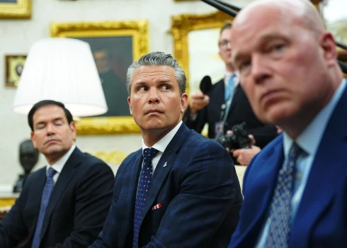 ASV vēstnieks NATO Metjū Vitakers (pa labi) otrdien pauda skeptisku attieksmi par Krievijas apgalvojumiem, ka Ukraina ar droniem it kā būtu uzbrukusi Krievijas vadoņa Vladimira Putina rezidencei.