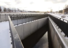 Красота или риск для безопасности? Рижская дума объясняет треугольные "бассейны" на новой набережной Мукусалас