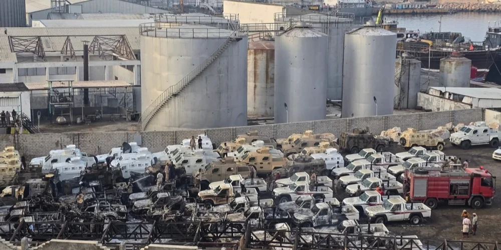 Повреждённая военная техника в порту Мукалла после авиаудара коалиции под руководством Саудовской Аравии, Йемен, 30 декабря 2025 года.