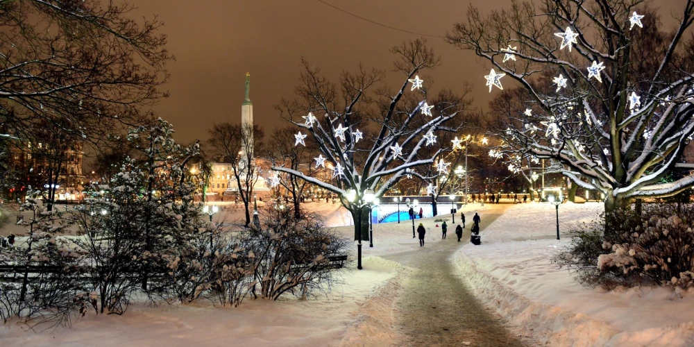 Lielākajā daļā Latvijas teritorijas gaiss naktī atdzisīs līdz -10…-15 grādiem, dažviet, debesīm skaidrojoties, gaisa temperatūra var pazemināties vēl par kādu grādu.