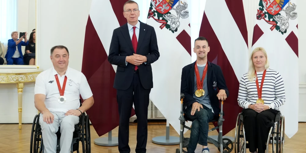 Parīzes paralimpisko spēļu sudraba medaļas ieguvējs diska mešanā parasportists Aigars Apinis, Valsts prezidents Edgars Rinkēvičs, Parīzes paralimpisko spēļu divu zelta medaļu ieguvējs paraiejādē parasportists Rihards Snikus un Parīzes paralimpisko spēļu zelta medaļas ieguvēja šķēpa mešanā Diāna Krūmiņa tikšanās laikā Rīgas pilī 2024. gada 13. septembrī