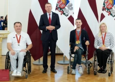 Saeimas komisija pieprasījumu Evikai Siliņai skaidrot naudas balvu nepiešķiršanu Apinim un Snikum skatīs pēc divām nedēļām