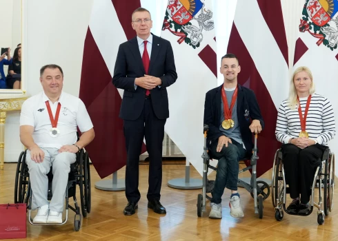 Parīzes paralimpisko spēļu sudraba medaļas ieguvējs diska mešanā parasportists Aigars Apinis, Valsts prezidents Edgars Rinkēvičs, Parīzes paralimpisko spēļu divu zelta medaļu ieguvējs paraiejādē parasportists Rihards Snikus un Parīzes paralimpisko spēļu zelta medaļas ieguvēja šķēpa mešanā Diāna Krūmiņa tikšanās laikā Rīgas pilī 2024. gada 13. septembrī