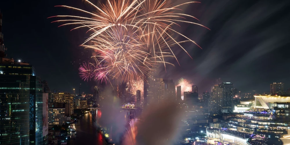 Jaungada salūts Taizemes galvaspilsētā Bangkokā (foto: Vidapress / ddp)